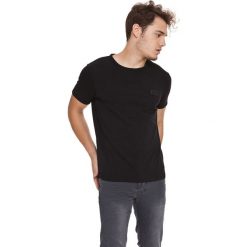 T-shirt w kolorze czarnym. Czarne t-shirty męskie Lonsdale, Kangol, m, bez wzorów, z okrągłym kołnierzem. W wyprzedaży za 39,95 zł.