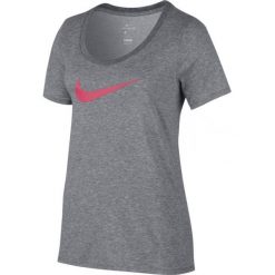 KOSZULKA DRY SCOOP NECK. Szare koszulki damskie Nike, na co dzień, bez wzorów, z bawełny, z okrągłym kołnierzem, bez rękawów. Za 99,99 zł.