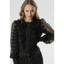 Czarna Koszula Gurleen. Czarne bluzki damskie Born2be, s, w koronkowe wzory, z koronki, wizytowe, z okrągłym kołnierzem. Za 159,99 zł.
