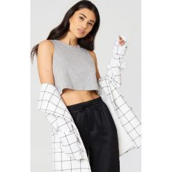 NA-KD Basic Krótki top na ramiączkach - Grey. Szare topy damskie marki NA-KD Basic, bez wzorów, z okrągłym kołnierzem. W wyprzedaży za 22,40 zł.