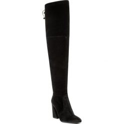 Muszkieterki STUART WEITZMAN - Funland Nero Stretch Velvet. Czarne kozaki damskie Stuart Weitzman, ze skóry, bez obcasa, na obcasie, bez zapięcia. W wyprzedaży za 1849,00 zł.