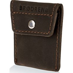 Skórzana bilonówka coin wallet BRODRENE CW02 ciemnobrązowa - c. brązowy. Pomarańczowe portfele męskie Brødrene, bez wzorów, ze skóry. Za 41,99 zł.