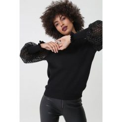 Czarny Sweter Lambton. Czarne swetry damskie Born2be, s, bez wzorów, eleganckie, bez ramiączek, bez kaptura. Za 119,99 zł.