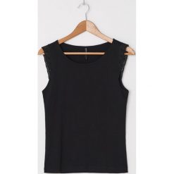 Top z ażurowym haftem - Czarny. Czarne topy damskie House, s, z haftami, bez kołnierzyka. Za 25,99 zł.