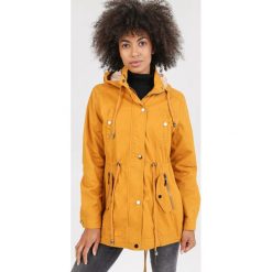 Żółta Parka Zelllyss. Żółte płaszcze damskie Born2be, xl, bez wzorów, krótkie, bez kaptura. Za 169,99 zł.