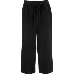 Spodnie culotte z lejącej wiskozy bonprix czarny. Czarne spodnie damskie bonprix, z wiskozy. Za 99,99 zł.