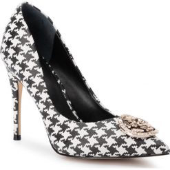 Szpilki GUESS - Outlet2 FL7OT2 FAP08 BLACK/WHITE. Czarne półbuty damskie Guess, z aplikacjami, ze skóry ekologicznej, eleganckie, bez obcasa, na obcasie, bez zapięcia. Za 719,00 zł.