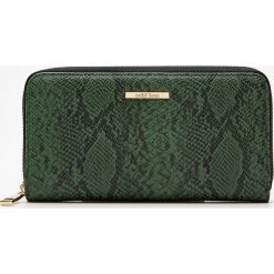 Portfel w wężowy wzór - Khaki. Brązowe portfele damskie House, bez wzorów. W wyprzedaży za 19,99 zł.