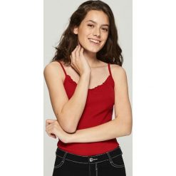 Top z falbanką - Czerwony. Czerwone topy damskie Sinsay, s, bez wzorów, z falbankami. Za 19,99 zł.