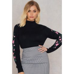 Swetry klasyczne damskie: Andrea Hedenstedt x NA-KD Sweter z haftem – Black