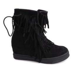 Czarne Sneakersy Na Koturnie Z Frędzlami Boho 881-2 Czarny. Czarne trampki i tenisówki damskie ButyModne, bez wzorów, z zamszu, bez zapięcia. Za 75,00 zł.