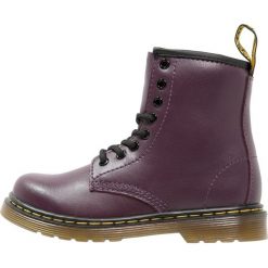 Dr. Martens DELANEY Botki sznurowane purple. Fioletowe buty zimowe damskie marki Dr. Martens, z materiału, na sznurówki. W wyprzedaży za 335,20 zł.
