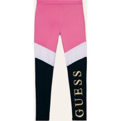 Guess Jeans - Legginsy dziecięce 118-175 cm. Różowe spodnie dziewczęce Guess Jeans, l, z nadrukiem, z elastanu. Za 139,90 zł.