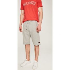 Tommy Jeans - Szorty. Szare spodenki i szorty męskie marki Tommy Jeans, xl, z elastanu, casualowe. W wyprzedaży za 219,90 zł.