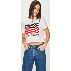 Calvin Klein Jeans - Top. Białe topy damskie marki Calvin Klein Jeans, s, z nadrukiem, z bawełny, z okrągłym kołnierzem. Za 179,90 zł.
