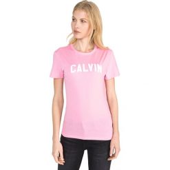 Calvin Klein Koszulka Różowy. Różowe bluzki damskie Calvin Klein, s, z nadrukiem, z jeansu, bez kołnierzyka, z krótkim rękawem. Za 204,95 zł.