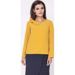 Camelowa Elegancka Bluzka Wizytowa z Falbanką przy Dekolcie. Żółte bluzki damskie marki Molly.pl, s, bez wzorów, eleganckie, z falbankami, bez rękawów. Za 114,90 zł.