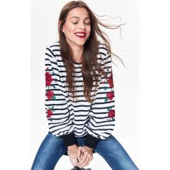 NIEROZPINANA BLUZA DAMSKA W PASKI Z BUFIASTYMI RĘKAWAMI. Białe bluzy damskie Top Secret, w paski, z dzianiny, z długim rękawem, długie, bez kaptura. W wyprzedaży za 69,99 zł.