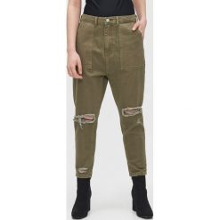 Jeansy comfort - Zielony. Zielone jeansy damskie Cropp. W wyprzedaży za 95,99 zł.