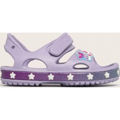 Crocs - Sandały dziecięce. Fioletowe sandały dziewczęce Crocs, z materiału, bez zapięcia. W wyprzedaży za 129,90 zł.