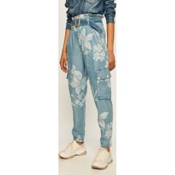Desigual - Spodnie. Niebieskie spodnie damskie Desigual, s, w paski, z lyocellu. W wyprzedaży za 269,90 zł.