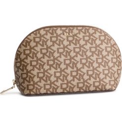 Kosmetyczka DKNY - Allen Lg Flap Shoul R84RJ986 Chino Logo-Vic CVU. Pomarańczowe kosmetyczki męskie DKNY, bez wzorów, ze skóry ekologicznej. W wyprzedaży za 239,00 zł.