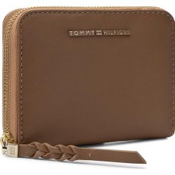 Portfele damskie: Duży Portfel Damski TOMMY HILFIGER – Leather Twist Compact Wallet AW0AW03730 257