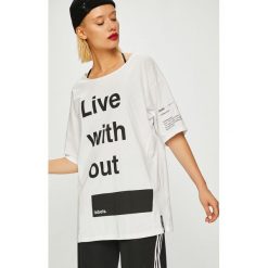 Answear - Top Manifest Your Style Live With Out Labels. Białe bluzki damskie marki ANSWEAR, s, z nadrukiem, z bawełny, casualowe, z okrągłym kołnierzem, bez rękawów. W wyprzedaży za 49,90 zł.