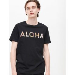 T-shirt z napisem - Czarny. Czarne t-shirty damskie Reserved, s, z napisami, bez kołnierzyka. W wyprzedaży za 25,99 zł.