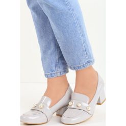 Szare Mokasyny Greedo. Szare mokasyny damskie Born2be, w paski, ze skóry, na niskim obcasie, na płaskiej podeszwie, z paskami. Za 44,99 zł.