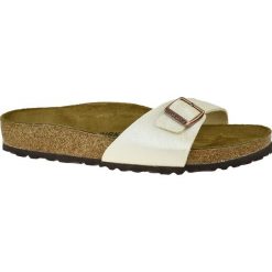 Birkenstock Madrid BF 940151. Białe klapki damskie Birkenstock, bez wzorów, bez obcasa. W wyprzedaży za 249,99 zł.
