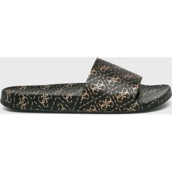 Guess Jeans - Klapki Savan. Czarne klapki damskie Guess Jeans, z aplikacjami, z jeansu, bez obcasa. W wyprzedaży za 159,90 zł.