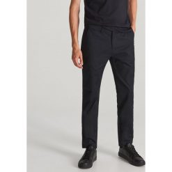 Spodnie chino slim fit - Czarny. Czarne spodnie męskie Reserved, m, bez wzorów. Za 129,99 zł.