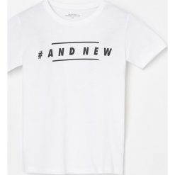 Bawełniany t-shirt z nadrukiem - Biały. Białe t-shirty damskie Reserved, z nadrukiem, z bawełny, bez kołnierzyka. Za 19,99 zł.