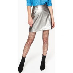 Srebrna spódniczka mini ze skóry ekologicznej, zapinana na zamek. Szare spódniczki damskie Top Secret, na co dzień, na lato, bez wzorów, ze skóry ekologicznej, eleganckie, krótkie, mini, trapezowe. W wyprzedaży za 69,99 zł.