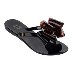 Japonki w kolorze czarnym. Czarne klapki dziewczęce Melissa, Pepe Jeans. W wyprzedaży za 109,95 zł.