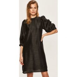 Vero Moda - Sukienka. Różowe sukienki damskie Vero Moda, na co dzień, s, bez wzorów, z poliesteru, casualowe, z okrągłym kołnierzem, bez rękawów, mini, proste. Za 199,90 zł.