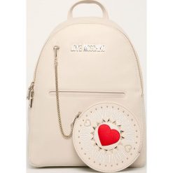 Love Moschino - Plecak. Białe plecaki damskie Love Moschino, z aplikacjami, ze skóry ekologicznej. W wyprzedaży za 629,90 zł.