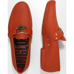 Vivienne Westwood MOCASSIN FRAME ORB Mokasyny coral red. Czerwone mokasyny męskie Vivienne Westwood, z tworzywa sztucznego. W wyprzedaży za 615,30 zł.