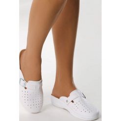 Białe Klapki A Little. Białe klapki damskie Born2be, bez wzorów, bez obcasa, na płaskiej podeszwie. Za 39,99 zł.