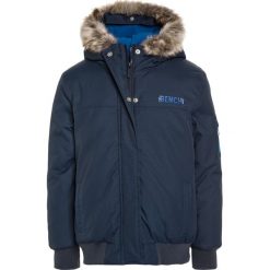 Bench HOODED BOMBER Kurtka zimowa dark navy blue. Niebieskie kurtki chłopięce marki Bench, na zimę, z nylonu. W wyprzedaży za 377,10 zł.