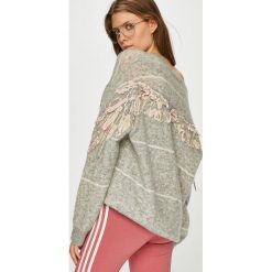 Miss Sixty - Sweter. Szare swetry klasyczne damskie marki Miss Sixty, m, z dzianiny. W wyprzedaży za 639,90 zł.