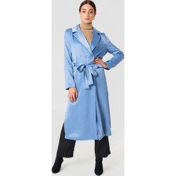 Płaszcze damskie: NA-KD Exclusive Satynowy płaszcz – Blue