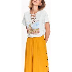 T-SHIRT KRÓTKI RĘKAW DAMSKI, Z DEKOLTEM W SEREK, Z WIĄZANIEM, Z NADRUKIEM. Szare t-shirty damskie marki Reserved, l, z dekoltem w serek. Za 24,99 zł.