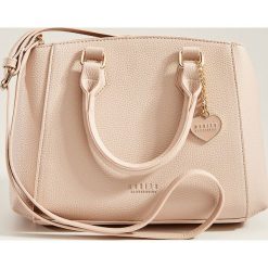 Torba shopper z brelokiem - Różowy. Różowe torby damskie na zakupy Mohito, bez wzorów, z breloczkiem. Za 119,99 zł.