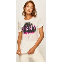 Dkny - T-shirt. Białe bluzki damskie DKNY, s, z nadrukiem, z bawełny, casualowe, z okrągłym kołnierzem, z krótkim rękawem. Za 239,90 zł.