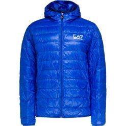 Kurtka EA7 EMPORIO ARMANI Niebieski. Niebieskie kurtki męskie marki EA7 Emporio Armani, z nadrukiem, krótkie, z kapturem. W wyprzedaży za 525,00 zł.