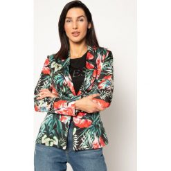 Żakiet Guess Augusta W0GN08 WBKP0. Marynarki damskie Guess, s, z aplikacjami, z poliesteru. W wyprzedaży za 479,00 zł.