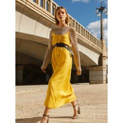 SWETER OVERSIZE. Brązowe swetry damskie Top Secret, na lato, bez wzorów, z dzianiny, eleganckie, z długim rękawem, długie, bez kaptura. Za 79,99 zł.