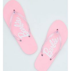 Klapki japonki Barbie - Różowy. Różowe klapki damskie Sinsay, bez wzorów, bez obcasa. Za 14,99 zł.